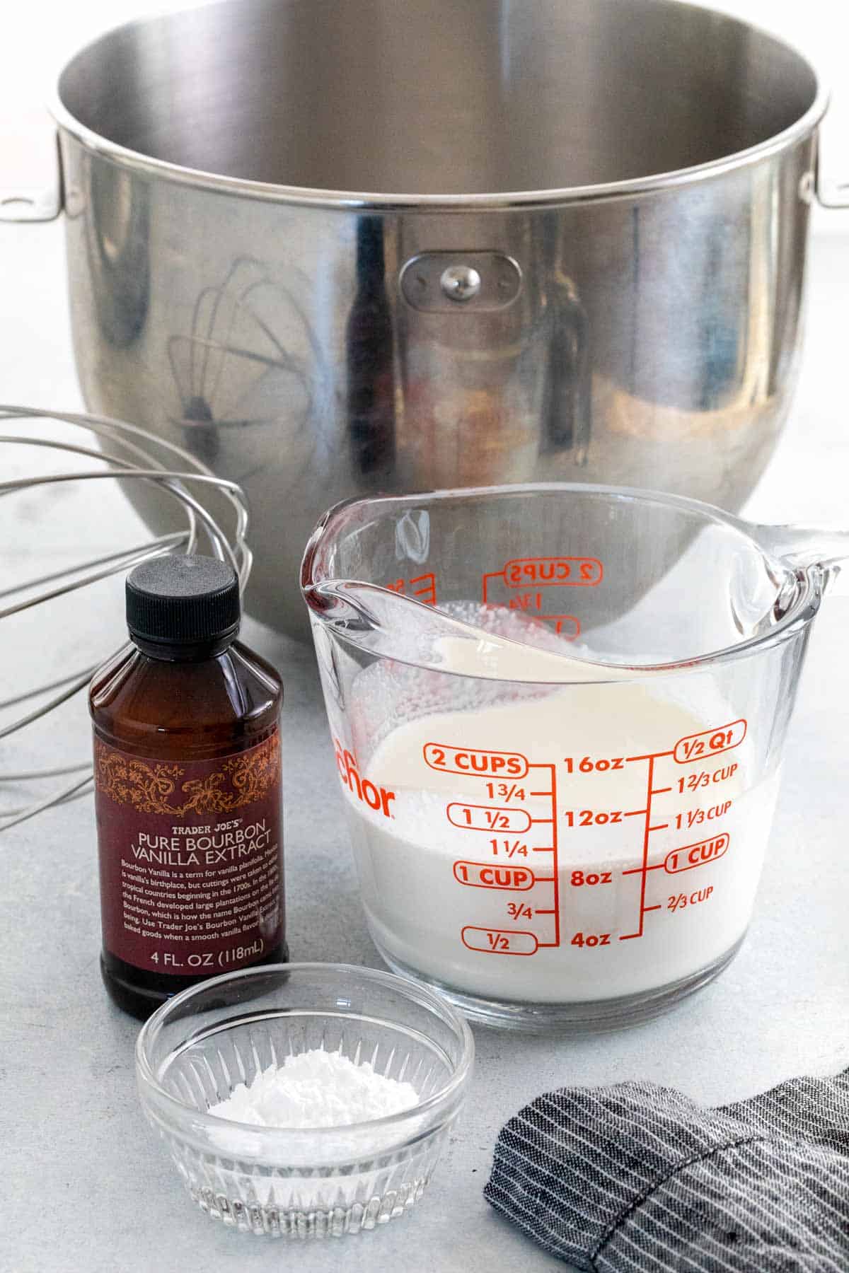 Wie man Schlagsahne herstellt (4 Methoden!)