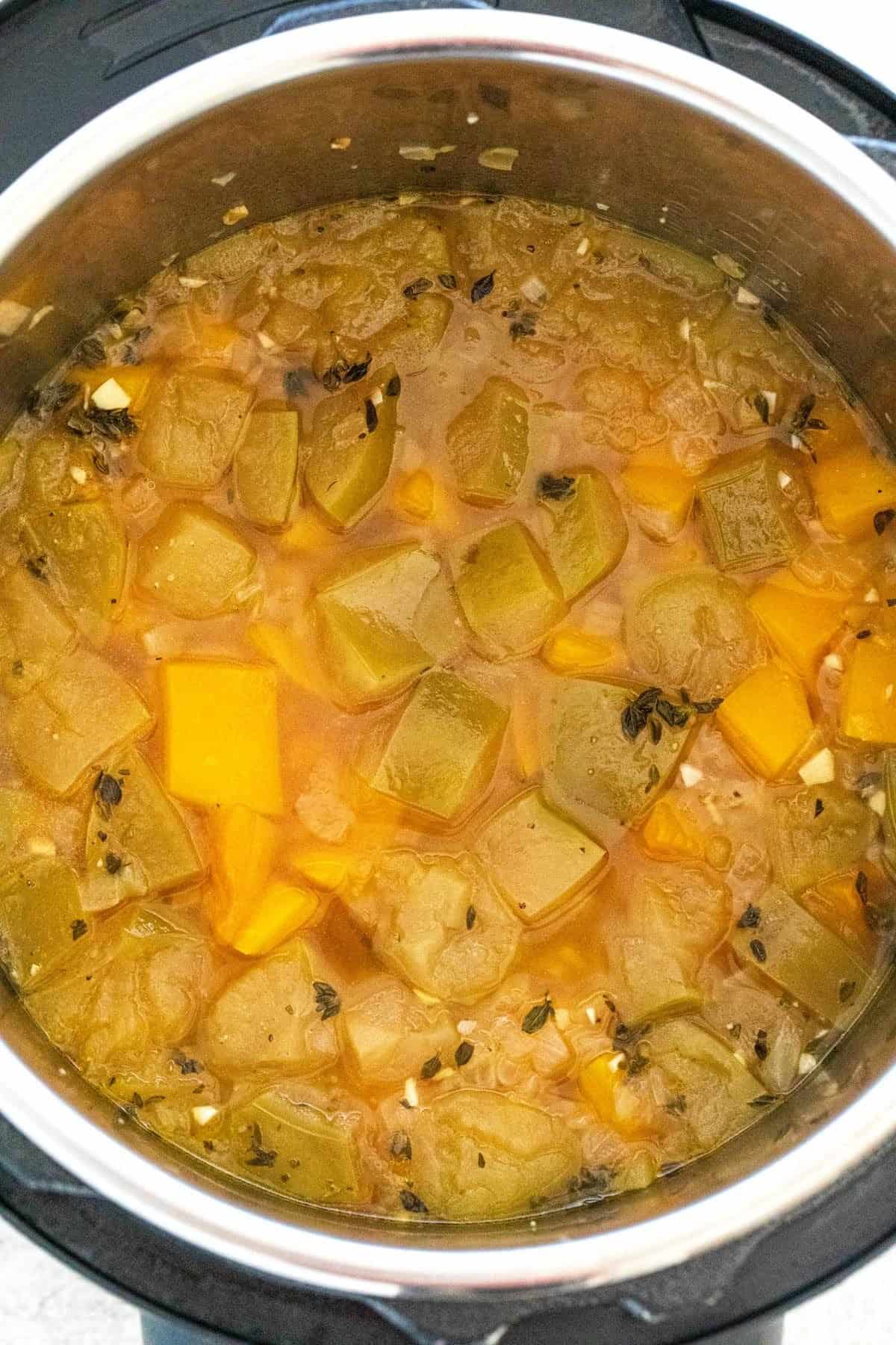 Squash and apples in a pot after being pressure cooked.