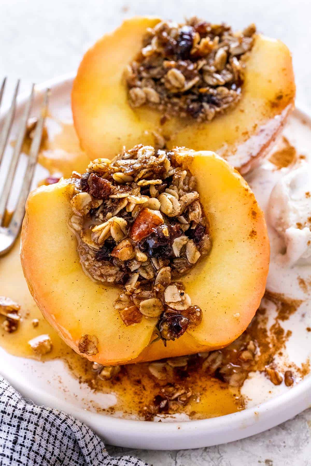 Beautiful and delicious pieces of apples filled with oats and pecans.